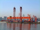 大連新船重工600噸182米龍門吊整體提升工程